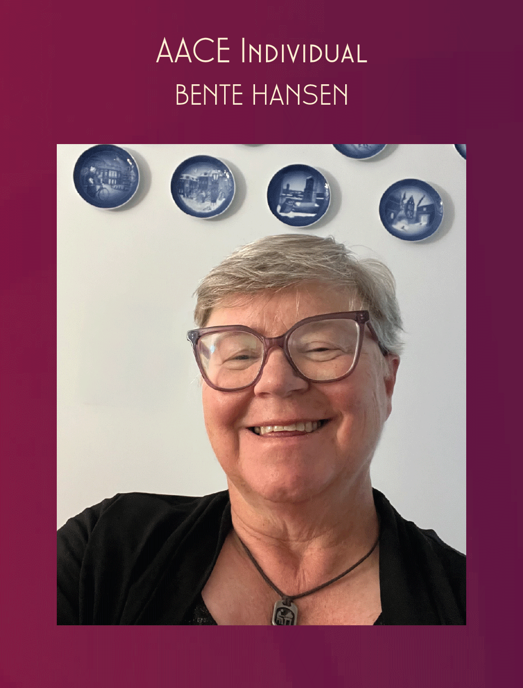 Bente Hansen in front of an interior wall with blue & white Dutch plates